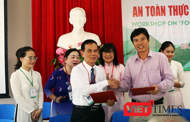 Sáng 8/7, Hội đồng khoa học Trường ĐH Đông Á (Đà Nẵng) đã ký kết thỏa thuận chuyển giao công nghệ sản xuất nước mắm sạch cho làng nghề nước mắm Tam Thanh (Quảng Nam).