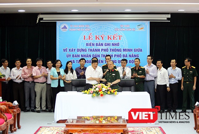 Sáng 9/7, UBND TP Đà Nẵng và Tập đoàn viễn thông Quân đội Viettel đã tổ chức Lễ ký kết Biên bản ghi nhớ về xây dựng "Thành phố thông minh" giữa hai bên.