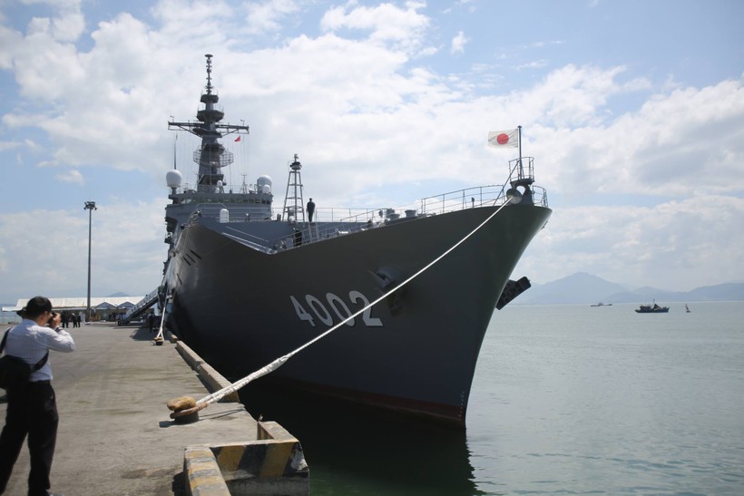 Cận cảnh hạm đổ bộ Shimokita LST 4002 của Nhật Bản tại Đà Nẵng