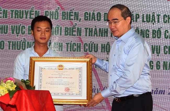 Chủ tịch Ủy ban Trung Ương MTTQ Việt Nam Nguyễn Thiện Nhân đã trao Huân chương Dũng cảm cho cá nhân dũng cảm cứu các nạn nhân trong vụ chìm tàu Thảo Vân 02 xảy ra trên sông Hàn.