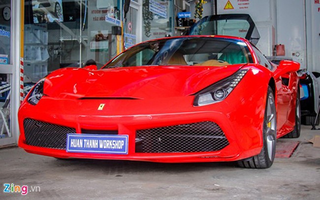 Mẫu coupe thể thao Ferrari 488 GTB trang bị bộ bodykit hàng hiệu Novitec Rosso được thực hiện bởi một xưởng độ ở Đà Nẵng.