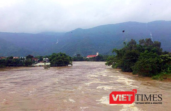 Lũ khẩn cấp trên các sông ở miền Trung, hàng ngàn hộ dân đã phải sơ tán khẩn