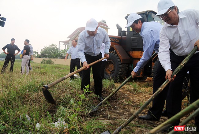 Chủ tịch, Phó Chủ tịch UBND TP cùng lãnh đạo các sở ban ngành cùng ra quân dọn dẹp vệ sinh môi trường