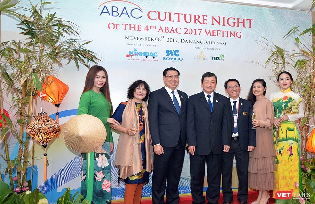 Bữa tối độc đáo thết đãi đại biểu APEC được chuẩn bị trong 3 năm ảnh 2 ông Hoàng Anh Dũng chủ tịch APEC, ông Huỳnh Đức Thơ, Chủ tịch Ủy Ban Nhân Dân TP Đà Nẵng và các quan chức cấp cao tham gia bữa tiệc đầy ấn tượng