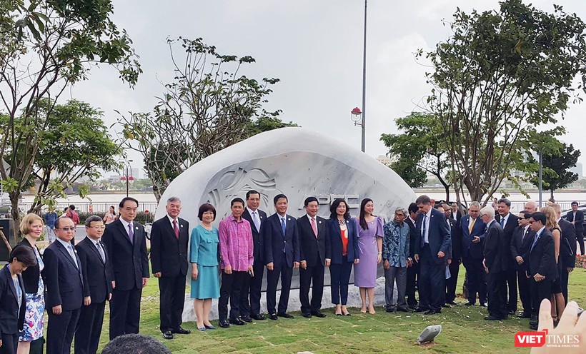 Chính thức khai trương Công viên APEC tại Đà Nẵng ảnh 1 Đại biểu đến từ các nền kinh tế thành viên APEC tại lễ khánh thành Công viên APEC