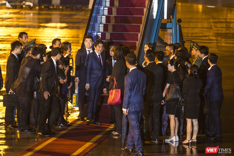 Tối ngày 09/11/2017, chuyên cơ chở Thủ tướng Nhật Bản Shinzo Abe đã hạ cánh xuống sân bay Đà Nẵng, chính thức cho hoạt động của Thủ tướngShinzo Abe tại Hội nghị thượng đỉnh APEC 2017 tại Đà Nẵng