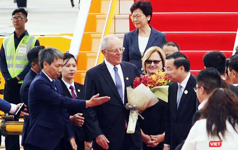 Sáng ngày 9/11, máy bay chở Tổng thống Peru Pedro Pablo Kuczynski và Trưởng đại diện đặc khu hành chính Hong Kong (Trung Quốc) Lâm Trịnh Nguyệt Nga đã đến Đà Nẵng.
