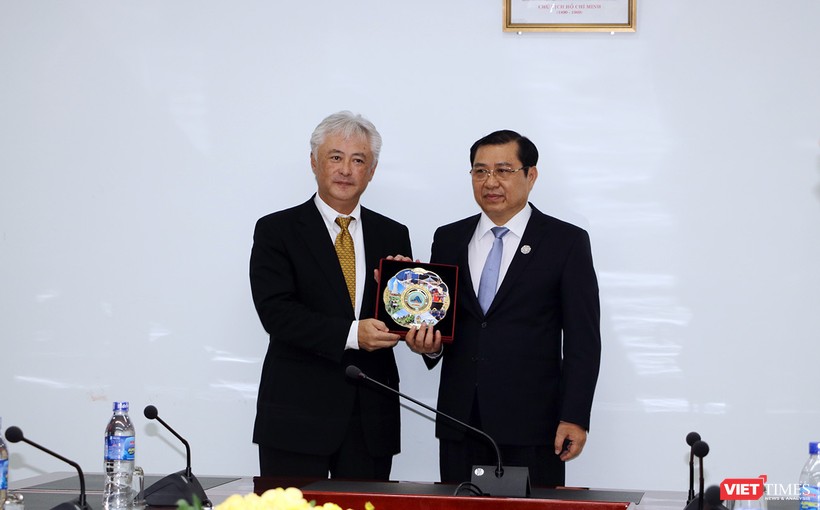 Đà Nẵng: Nhiều doanh nghiệp tiếp cận tìm cơ hội đầu tư nhân sự kiện APEC ảnh 1 Tổng giám đốc Tập đoàn Mitsui (Nhật Bản) đã có buổi gặp với Chủ tịch UBND TP Đà Nẵng Huỳnh Đức Thơ nhân dịp lãnh đạo Tập đoàn đến thăm và và tham dự các sự kiện của Hội nghị Thượng đỉnh doanh nghiệp APEC