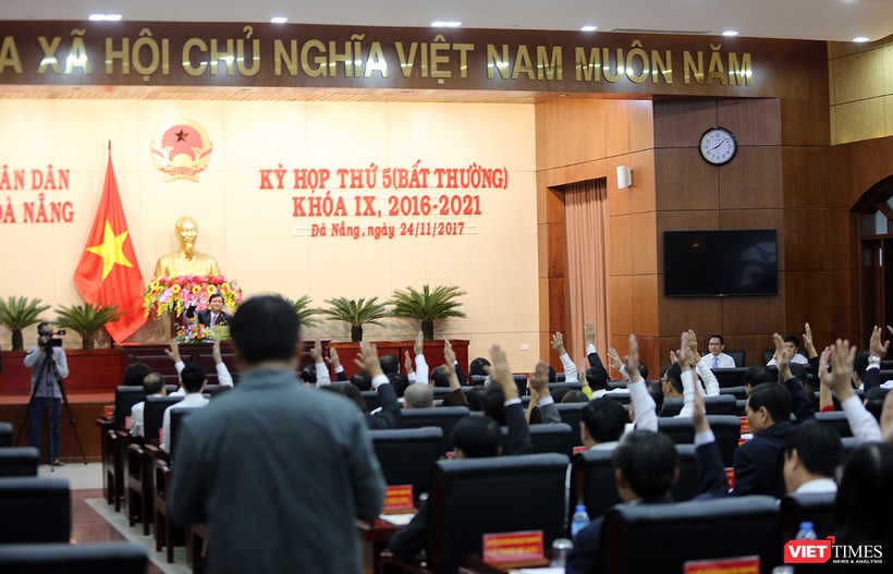 Đà Nẵng: HĐND TP đang họp bãi nhiệm chức danh Chủ tịch HĐND TP đối với ông Nguyễn Xuân Anh ảnh 2 Các đại biểu HĐND biểu quyết thông qua Tờ trình bãi nhiệm chức danh CHủ tich