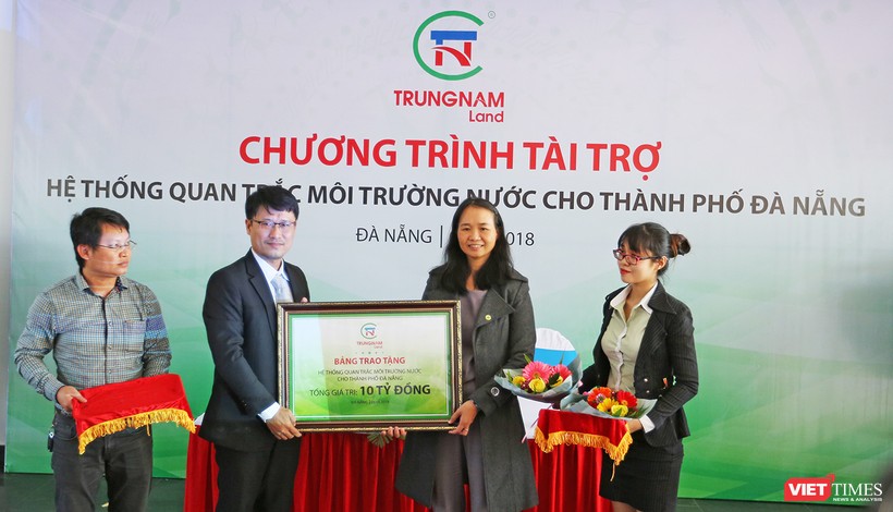 Sáng 6/1, đại diện Chi Cục Bảo vệ môi trường TP Đà Nẵng đã tiếp nhận hệ thống quan trắc môi trường nước tự động trị giá 10 tỷ đồng do Công ty CP Trung Nam tặng cho UBND TP Đà Nẵng.