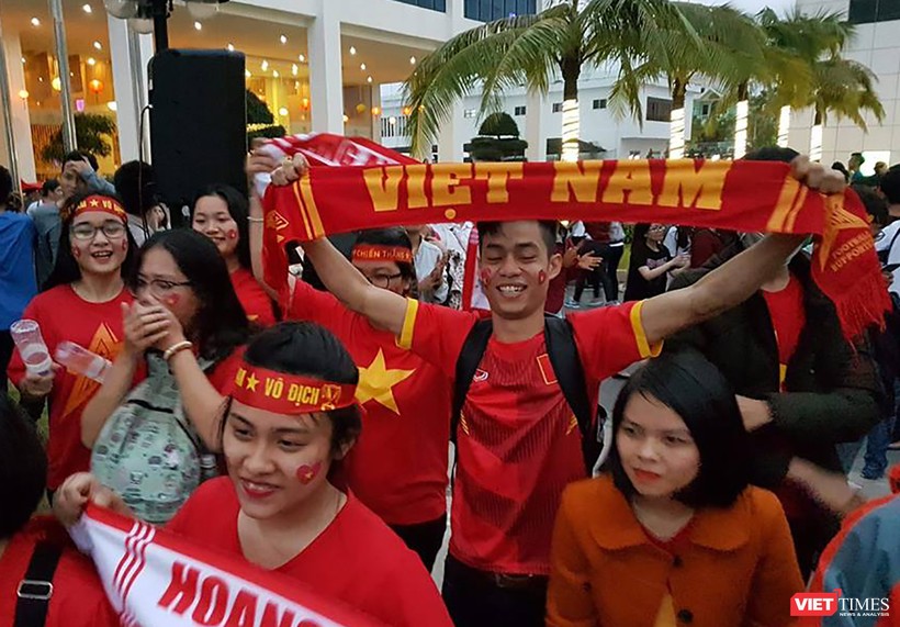 Người dân Đà Nẵng ăn mừng chiến thắng của đội tuyển Việt Nam