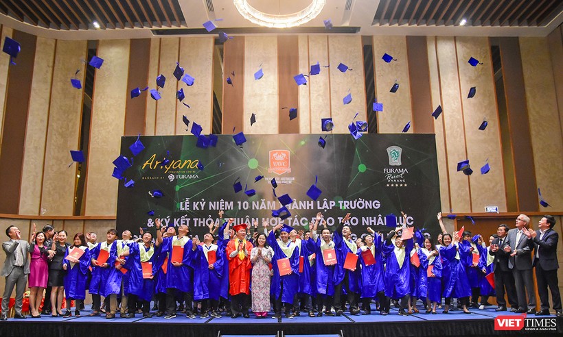 Với những đóng góp vào thành công của Tuần lễ APEC 2017 tại Đà Nẵng, Ban Lãnh đạo Khu nghỉ mát Furama Resort Đà Nẵng đã trao bằng chứng nhận cho 212 tình nguyện viên đã tham gia phục vụ Tuần lễ cấp cao APEC tại khu nghỉ mát này.