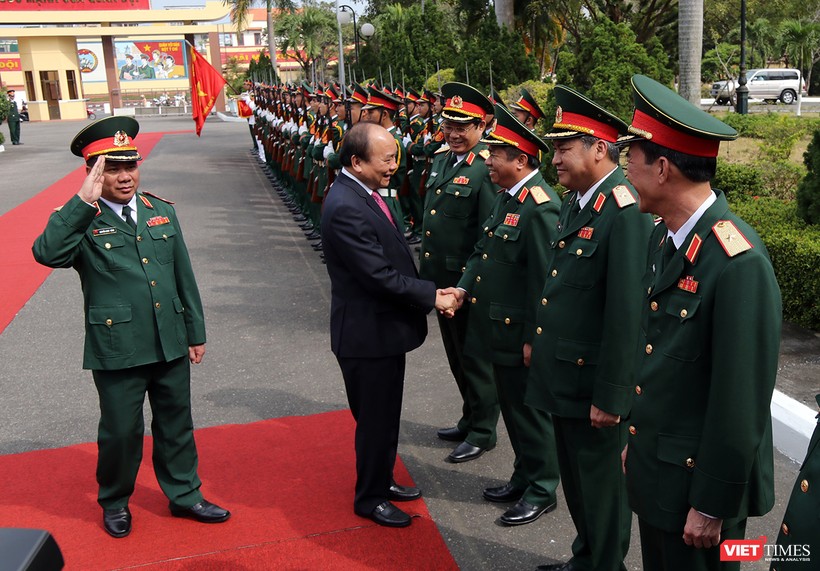 Sáng 11/2, Thủ tướng Chính phủ Nguyễn Xuân Phúc đã có chuyến thăm hỏi, động viên và chúc Tết cán bộ chiến sĩ Bộ Tư lệnh Quân khu V.