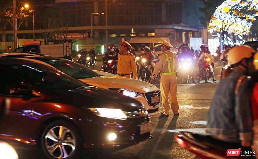 Lực lượng CSGT Công an TP Đà Nẵng làm nhiệm vụ điều tiết giao thông trong đêm 30 Tết Mậu Tuất