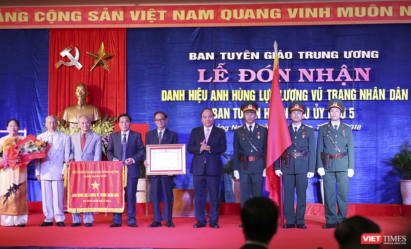 thay mặt lãnh đạo Đảng và Nhà nước, Thủ tướng Chính phủ Nguyễn Xuân Phúc trao danh hiệu "Anh hùng Lực lượng vũ trang nhân dân" cho Ban Tuyên huấn Khu ủy Khu 5.