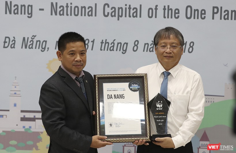 Ông Văn Ngọc Thịnh-Giám đốc Quốc gia WWF Việt Nam trao bằng chứng nhận danh hiệu “TP Xanh Quốc gia Việt Nam” giai đoạn 2017-2018 cho đại diện UBND TP Đà Nẵng.