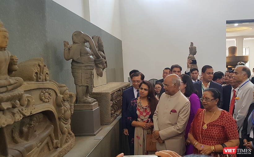 Sáng 19/11, Tổng thống Ấn Độ Ram Nath Kovind và phu nhân nhân đã đến thăm Bảo tàng điêu khắc Chăm tại Đà Nẵng.