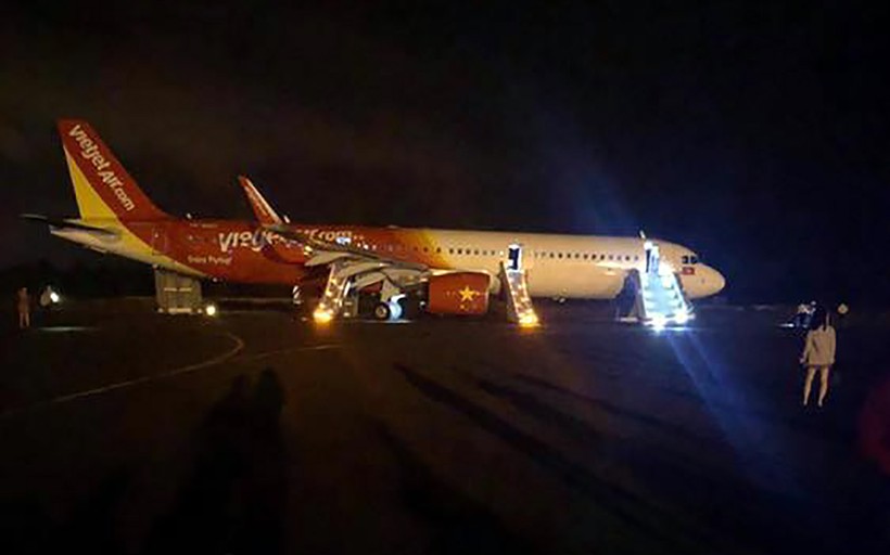 Máy bay của Vietjet gặp sự cố nghiêm trọng  khiến hành khách phải thoát hiểm bằng cửa phao khi máy bay đáp xuống sân bay Buôn Ma Thuột (ảnh bạn đọc)