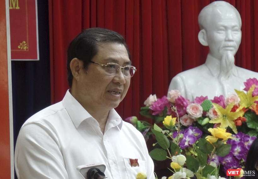 Ông Huỳnh Đức Thơ, Chủ tịch UBND TP Đà Nẵng trả lời ý kiến cử tri trong khuôn khổsự kiện tiếp xúc cử tri, báo cáo kết quả Kỳ họp thứ 9 HĐND TP khóa 9 (nhiệm kỳ 2016-2021) với cử tri quận Thanh Khê.