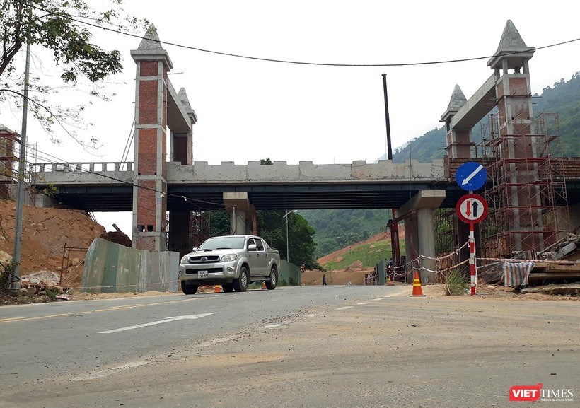 Cận cảnh cây cầu vắt ngang qua Quốc lộ 14G để phục vụ hoạt động Khu du lịch suối khoáng nóng núi Thần Tài