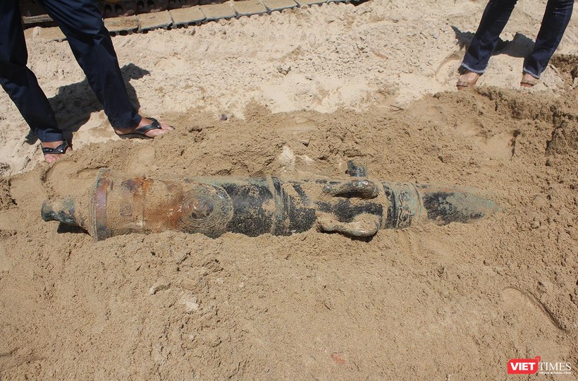 Trong quá trình thi công bờ kè biển tại khu vực phường Hòa Hiệp Bắc (quận Liên Chiểu, TP Đà Nẵng), công nhân của đơn vị thi công đã phát hiện một khẩu súng thần công có niên đại gần 200 năm