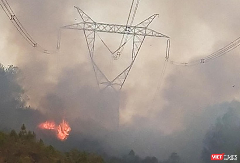 Đám cháy rừng tại khu vực huyện Hương Thủy (tỉnh Thừa Thiên Huế) đang bao vây đường dây 500KV tại khu vực (ảnh EVN)