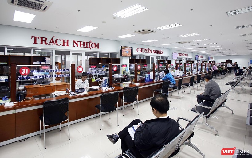 Công chức Đà Nẵng làm việc tại cổng một cửa Trung tâm hành chính TP