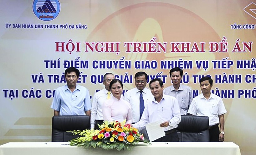 Đại diện các đơn vị và Bưu điện TP Đà Nẵng tại buổi ký kết thực hiện thí điểm Đề án (ảnh Ngô Huyền-danang.gov.vn)