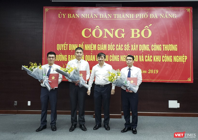 Ông Đặng Việt Dũng, Phó Chủ tịch thường trực UBND TP Đà Nẵng (thứ 2 từ phải sang) trao quyết định bổ nhiệm cho các tân Giám đốc Sở.
