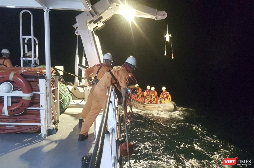 Tàu SAR 412 triển khai cứu nạn ngư dân trên biển (ảnh do SAR 412 cung cấp)