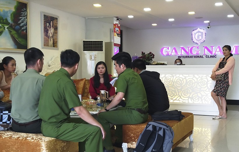 Cơ quan Công an làm việc, ghi nhận phản ánh của các phụ nữ đến đòi tiền tại cơ sở Gang Nam Spa