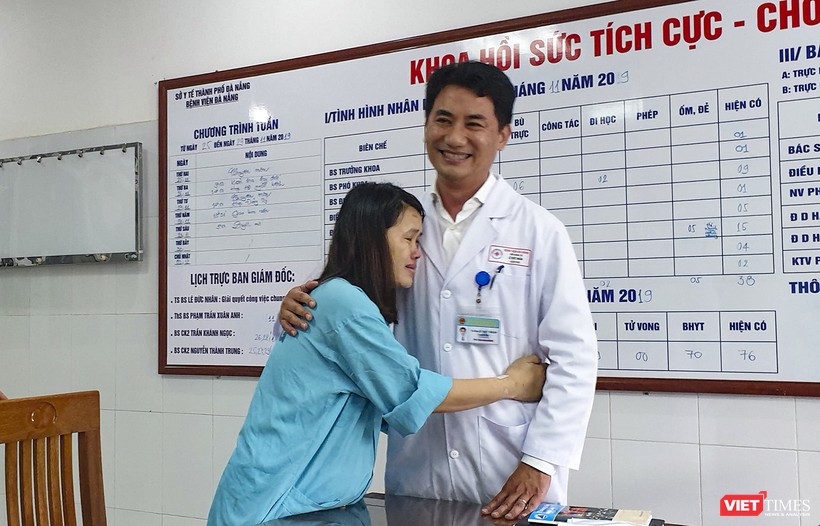 Sản phụ Nguyễn Thị Huyền xúc động ôm chầm lấy TS.BS Lê Đức Nhân - Giám đốc Bệnh viện Đà Nẵng để cảm ơn cứu mạng cả 2 mẹ con