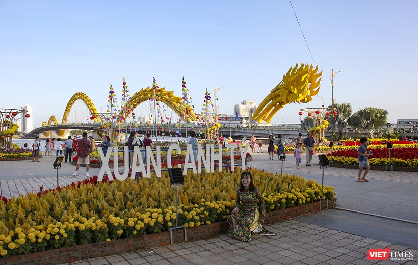 Vừa mới hoàn thành, đường hoa xuân Bạch Đằng ở Đà Nẵng đã chào đón rất đông người dân, du khách