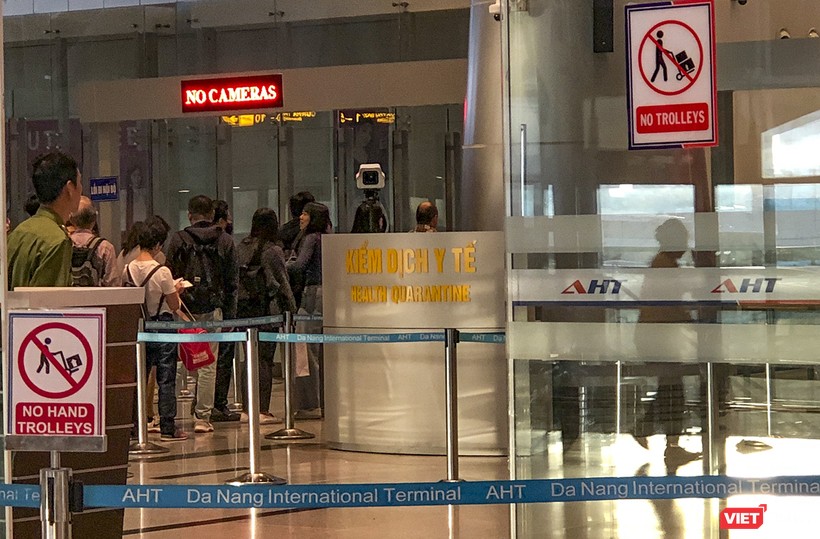 Thiết bị kiểm soát y tế, đo thân nhiệt tại Sân bay Quốc tế Đà Nẵng 