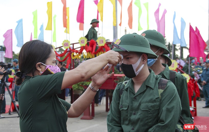 Thanh niên nhập ngũ được kiểm tra thân nhiệt ngay tại lễ tuyển quân