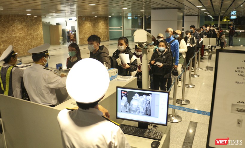 Lực lượng y tế của Trung tâm kiểm soát bệnh tật Đà Nẵng thực hiện giám sát hành khách nhập cảnh tại sân bay quốc tế Đà Nẵng
