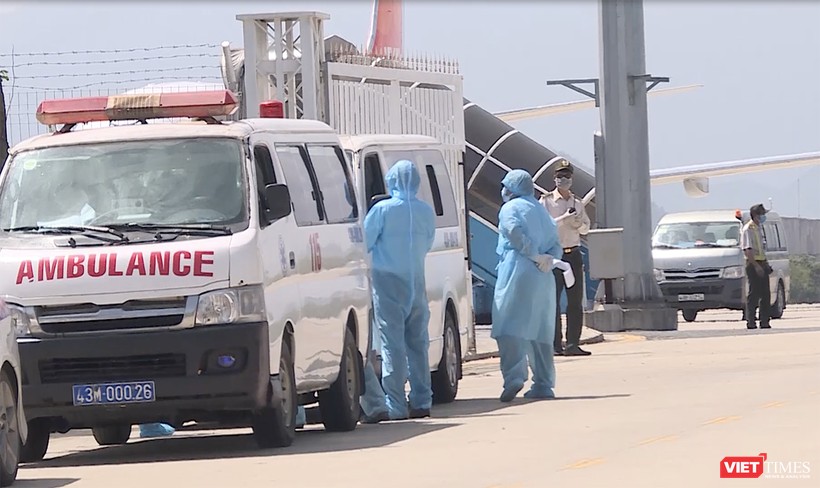 Lực lượng y tế tại sân bay thực hiện giám sát, cách ly hành khách từ vùng dịch ngay tại chân cầu thang máy bay
