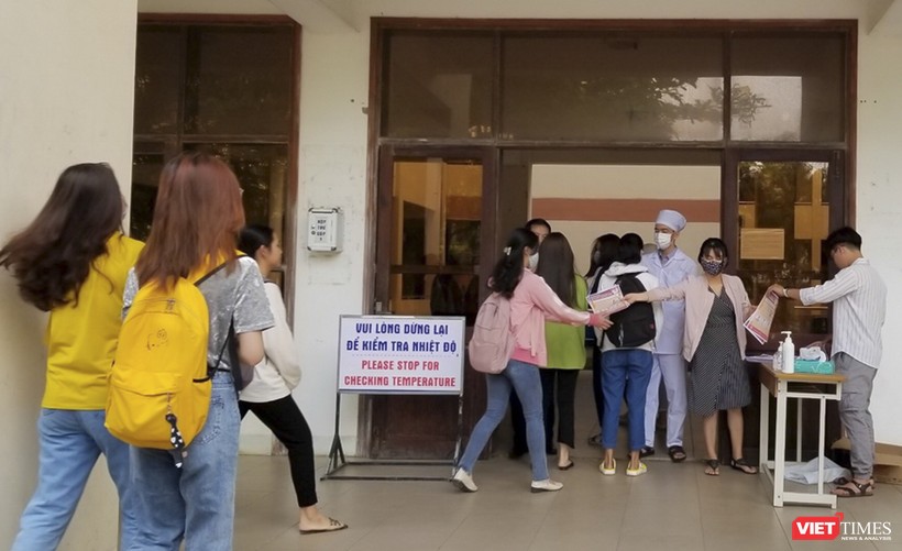 Sáng 2/3, sinh viên trường Cao đẳng Kinh tế - Kế hoạch Đà Nẵng đã trở lại trường sau 4 tuần nghỉ để phòng trách dịch COVID-19.