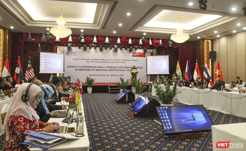 Quang cảnh phiên khai mạc Hội nghị thường niên lần thứ 13 và Hội nghị hẹp lần thứ 5 Kênh II Mạng lưới các Viện nghiên cứu Quốc phòng và An ninh ASEAN (NADI) diễn ra sáng 3/3 tại Đà Nẵng