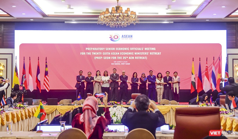 Các quan chức kinh tế ASEAA chụp ảnh lưu niệm tại hội nghị SEOM trù bị diễn ra tại Đà Nẵng