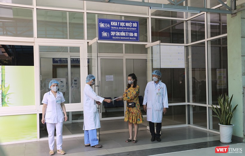 Bệnh nhân mắc COVID-19 thứ 35 nhận giấy chứng nhận sức khỏe từ Bệnh viện Đà Nẵng để xuất viện