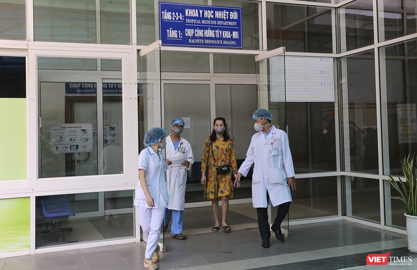 Bệnh nhân mắc COVID-19 thứ 35 ở Đà Nẵng tại buổi xuất viện