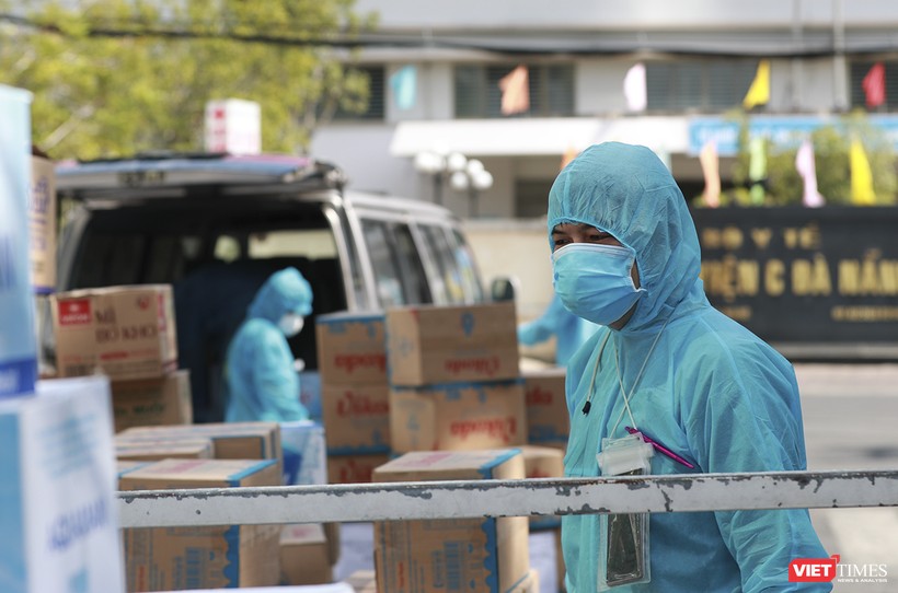 Lực lượng y tế tại chốt kiểm soát phong tỏa, cách ly dịch COVID-19 ở Đà Nẵng