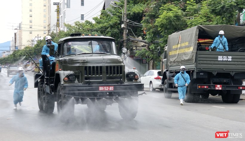 Lực lượng quân đội phun thuốc khử trùng trên các tuyến phố Đà Nẵng để phòng, chống dịch COVID-19.