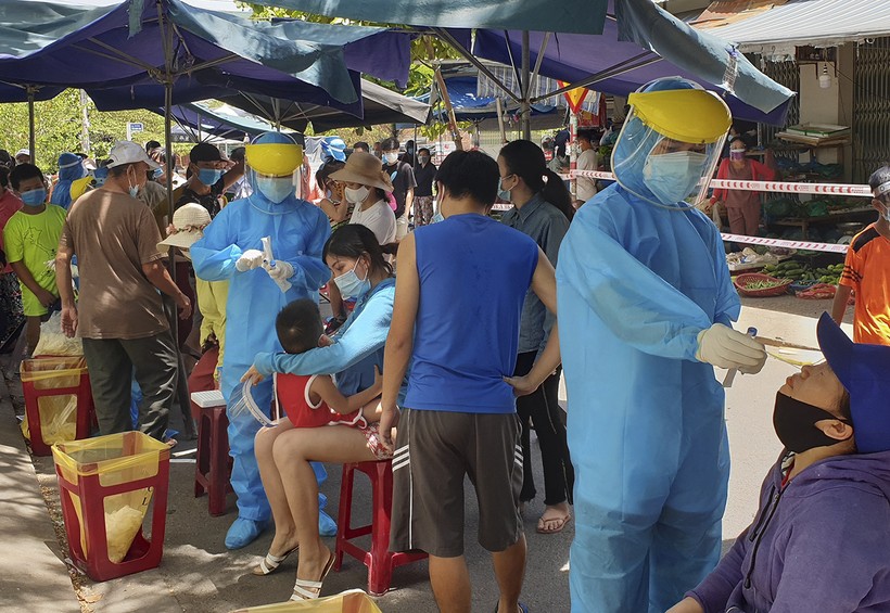 Lực lượng y tế lấy mẫu xét nghiệm COVID-19 đối với tiểu thương và người dân liên quan đến chợ Nại Hiên Đông, quận Sơn Trà, TP Đà Nẵng