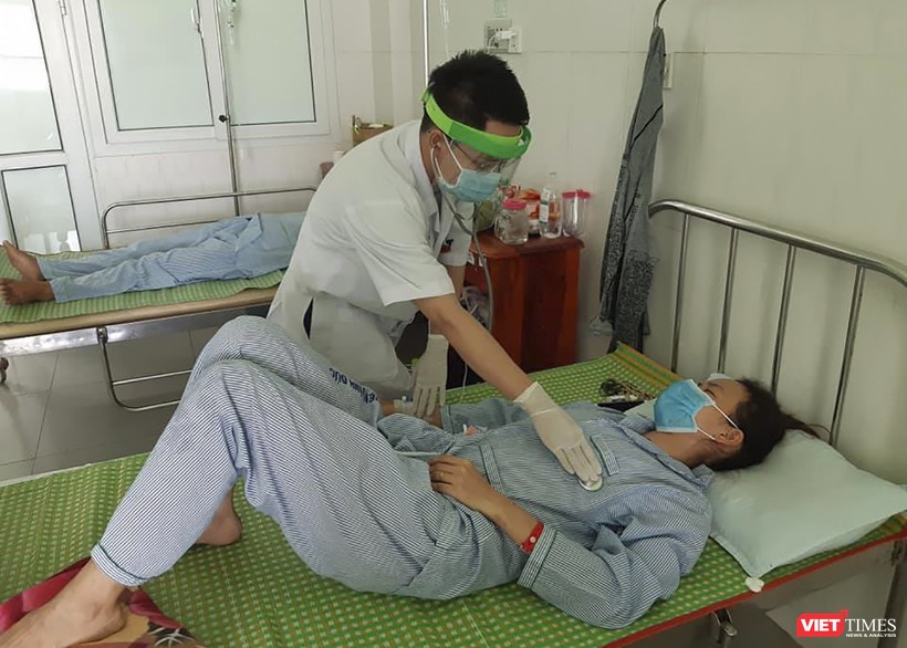 Bệnh nhân bị ngộ độc do ăn phải pate Minh Chay đang điều trị tại Bệnh viện đa khoa Vĩnh Đức (Ảnh bệnh viện cung cấp)
