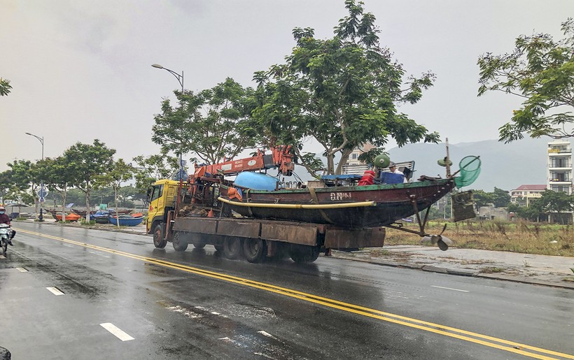 Người dân Đà Nẵng di chuyển tàu thuyền lên bờ tránh bão