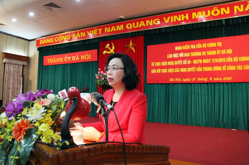 Bà Ngô Thị Thanh Hằng, Phó Bí thư Thường trực Thành ủy Hà Nội báo cáo Đoàn kiểm tra kết quả thực hiện