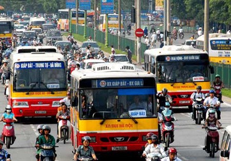 Đại sứ các nước Liên minh châu Âu tại Việt Nam tham gia giao thông bằng phương tiện công cộng để hưởng ứng tuần lễ Ngoại giao Khí hậu châu Âu.
