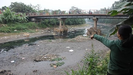 Sông Nhuệ đang bị ô nhiễm do nước thải sinh hoạt tại các khu đô thị lân cận.